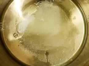 蛋清放在无油无水无蛋黄的盆里，加入白糖30克
