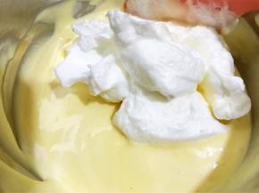 再取剩下的一半蛋白跟蛋黄糊混合