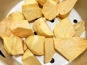 放入蒸格里蒸熟