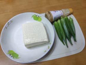 嫩豆腐，或内酯豆腐一块，秋葵5-6根，芝麻沙拉酱