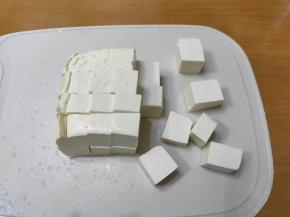 嫩豆腐洗净，微波炉中火叮2分钟，或锅里蒸2分钟，切块