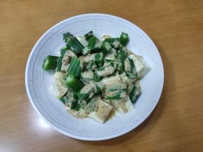 淋上芝麻沙拉酱，冰箱冷藏30分钟