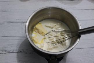 将牛奶、黄油、奶油奶酪放在大碗上