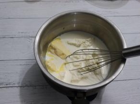 将牛奶、黄油、奶油奶酪放在大碗上