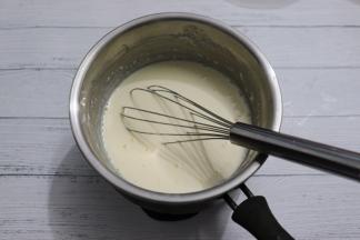 隔水加热，搅拌均匀至光滑无颗粒