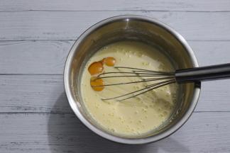 分次加入五个蛋黄，