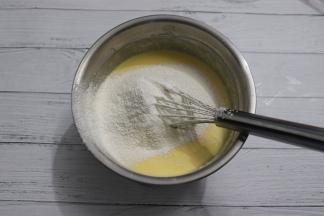 筛入低筋面粉、玉米淀粉，搅拌均匀