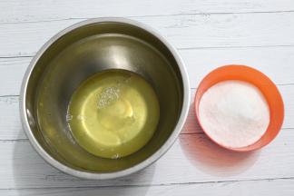 将准备好的柠檬汁倒入蛋白