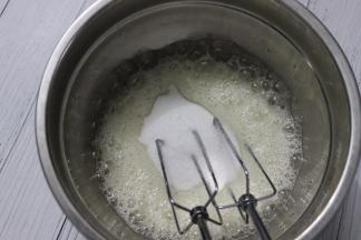 高速打发，细砂糖按三次比例放入