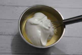 把打发好的蛋白先将三分一量加入蛋黄糊中