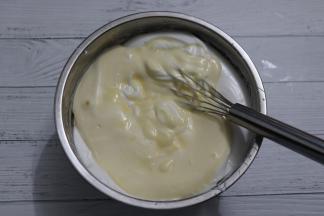 再把面糊倒入剩余的蛋白里