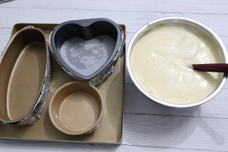 蛋糕模内擦上油，底垫油纸