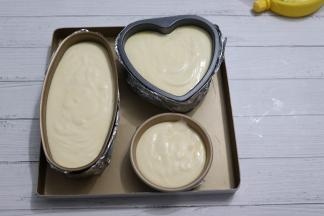 把乳酪蛋糕糊倒入模内
