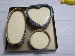 把乳酪蛋糕糊倒入模内