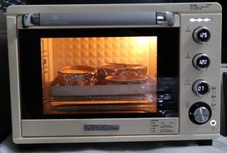 震模具，将蛋糕模放在烤盘上，放进烤网上层进行水浴烤