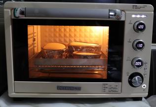 上火120度下火110度烤80分钟，烤箱内焖30分钟