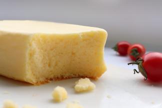 脱模，放冰箱冷藏一天再吃，有入口即化的感觉