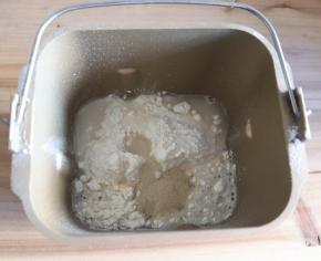 老面的制作：高粉100克、水64克、酵母1克、盐2克混合