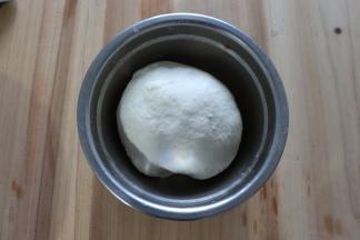 室温发酵1小时后按压排气