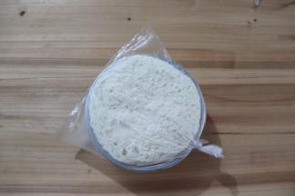 转入冰箱5度冷藏发酵15-17小时（夏季可以揉好直接放入冰箱发酵），发好的老面取出要260克室温回温，其余分大小不等的小块放入冰箱冷冻，可保存一个月左右。