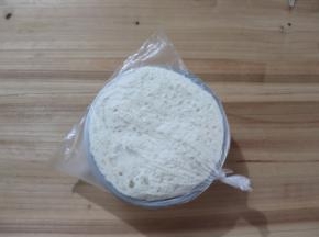 转入冰箱5度冷藏发酵15-17小时（夏季可以揉好直接放入冰箱发酵），发好的老面取出要260克室温回温，其余分大小不等的小块放入冰箱冷冻，可保存一个月左右。