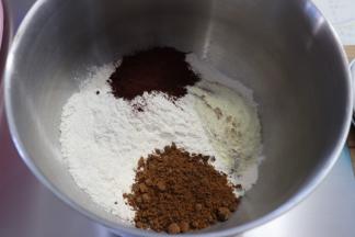 将粉类、细砂糖、食盐放入厨师机的面桶内，低速拌匀