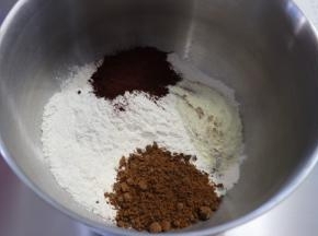 将粉类、细砂糖、食盐放入厨师机的面桶内，低速拌匀