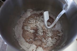 加入鸡蛋、水、老面继续低速搅拌均匀