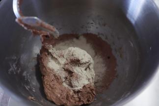 再加入酵母搅拌至拓展阶段