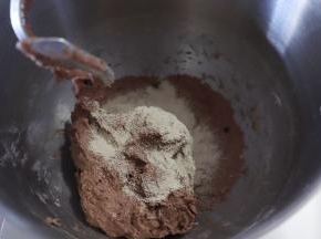 再加入酵母搅拌至拓展阶段