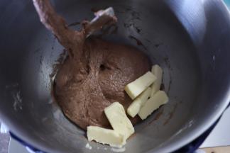 加入黄油，搅打直手套膜阶段