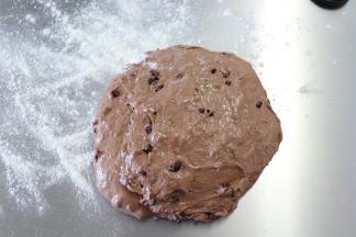 倒在案台，轻拍排气，两边对折