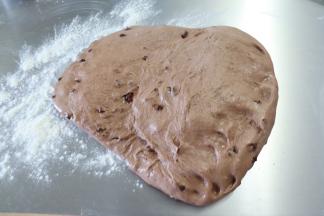 45分钟后，倒在案台，轻拍排气，翻过来，两边对折