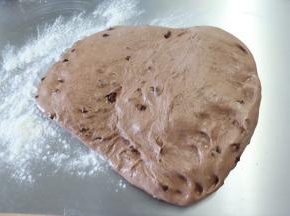 45分钟后，倒在案台，轻拍排气，翻过来，两边对折