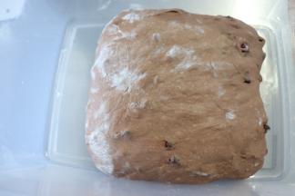 放入醒发盒，基础发酵45分钟