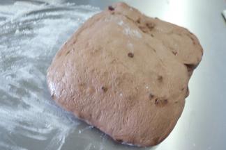 将发酵好的面团取出