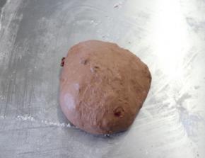 取出一个醒发好的面团