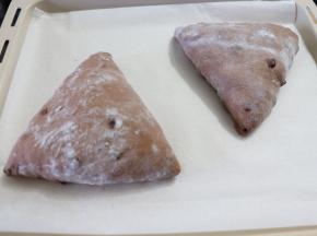 翻面，将边角整理圆润，依次做好摆上烤盘