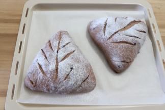 表面撒少许高粉，割包