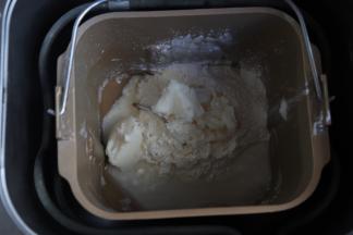 材料水油皮的所有材料，先液体后粉类，加入面包机，揉面一个程序20分钟