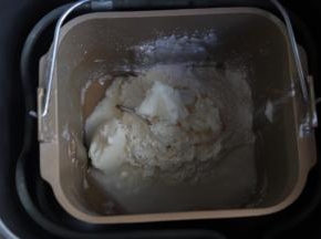 材料水油皮的所有材料，先液体后粉类，加入面包机，揉面一个程序20分钟