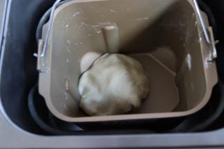 水油皮揉成光滑的面团，盖保鲜膜，放入冰箱冷藏松弛30分钟