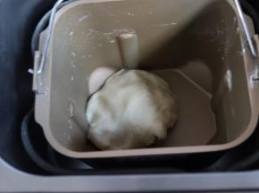 水油皮揉成光滑的面团，盖保鲜膜，放入冰箱冷藏松弛30分钟