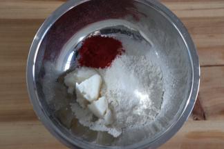 把材料B油酥皮的所有材料混合均匀