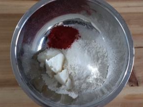 把材料B油酥皮的所有材料混合均匀