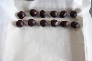 把馅料分成20克一个分别搓圆，盖保鲜膜，备用