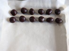 把馅料分成20克一个分别搓圆，盖保鲜膜，备用
