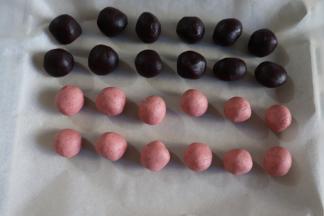 油酥也平均分成12份，分别滚圆，盖保鲜膜备用