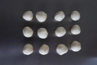 松弛好的水油皮，平均分成12份滚圆，备用，盖保鲜膜，全程都需要盖保鲜膜防止水份蒸发