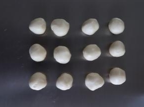 松弛好的水油皮，平均分成12份滚圆，备用，盖保鲜膜，全程都需要盖保鲜膜防止水份蒸发